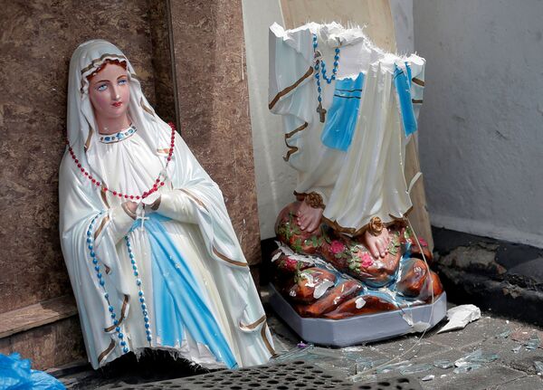 A estátua da Virgem Maria quebrada em resultado de explosão, igreja de Santo Antônio, Colombo - Sputnik Brasil