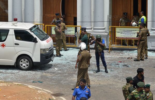 Agentes de segurança e médicos chegam à igreja católica afetada por atentado - Sputnik Brasil