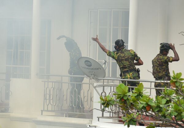 Militares do Sri Lanka inspecionam um dos hotéis abalados por explosão - Sputnik Brasil