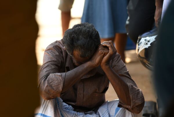 Parente de vítimas de explosão chora perto da entrada do Hospital de Batticaloa, Sri Lanka, no dia 21 de abril - Sputnik Brasil
