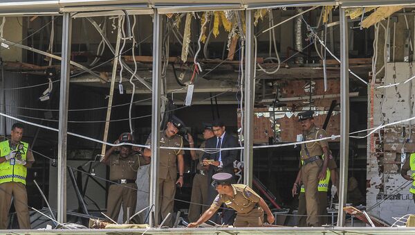 Polícias avaliam consequências de explosão em um dos hotéis em Colombo onde ocorreu explosão, Sri Lanka - Sputnik Brasil