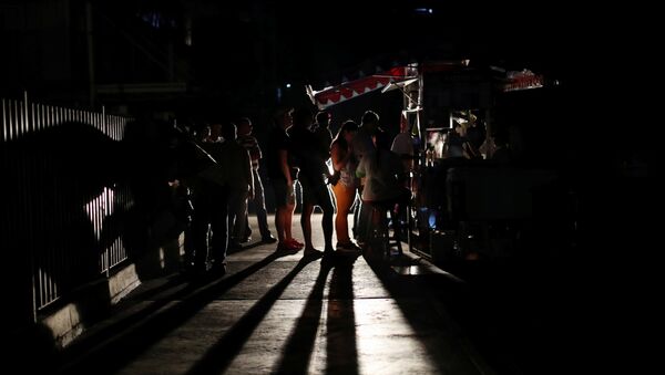 Moradores se reúnem durante um apagão em Caracas, Venezuela. - Sputnik Brasil