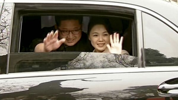 Kim Jong-un com esposa Ri Sol-ju em Pequim - Sputnik Brasil