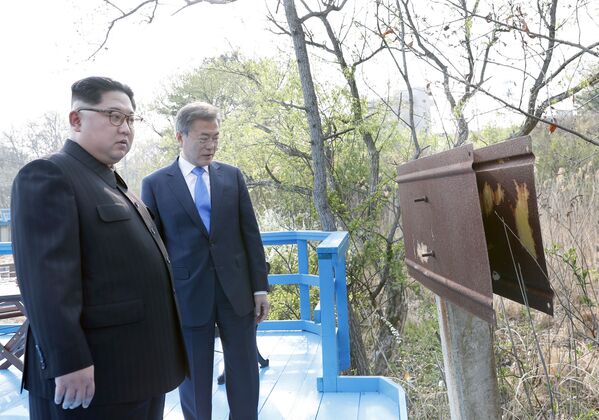 Kim Jong-un e Moon Jae-in, presidente sul-coreano, durante encontro na Coreia do Sul - Sputnik Brasil
