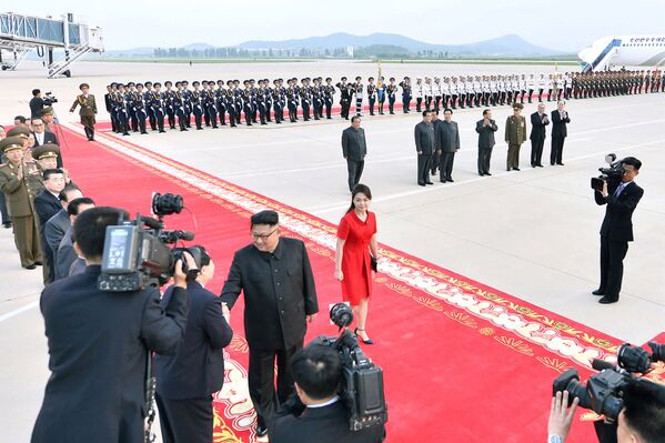 Kim Jong-un e Ri Sol-ju no Aeroporto Internacional de Pyongyang - Sputnik Brasil