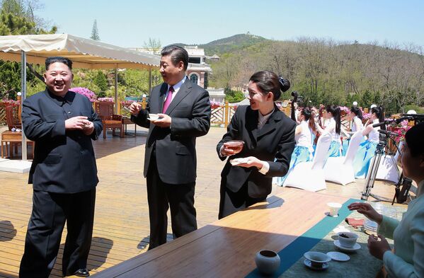 O líder norte-coreano bebe chá com o presidente chinês Xi Jinping em Dalian, China - Sputnik Brasil