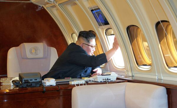 Kim Jong-un em um avião privado antes de deixar Pequim - Sputnik Brasil