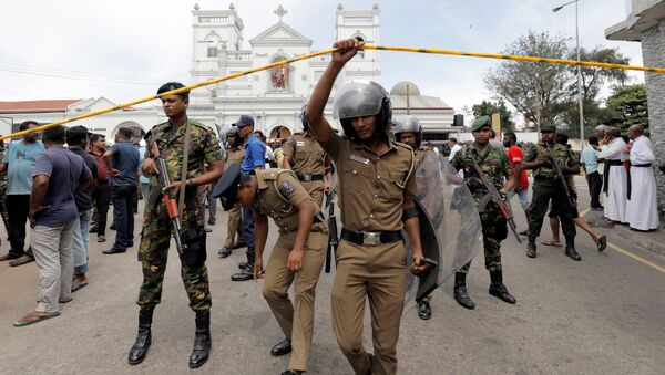 Militares do Sri Lanka ficam de guarda em frente ao Santuário de Santo Antônio, igreja de Kochchikade, após uma explosão em Colombo, Sri Lanka, 21 de abril de 2019 - Sputnik Brasil
