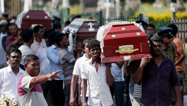 Coffins of victims are carried during a mass for victims, two days after a string of suicide bomb attacks on churches and luxury hotels across the island on Easter Sunday, in Colombo, Sri Lanka April 23, 2019. - Sputnik Brasil