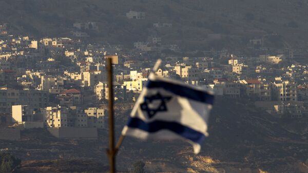 Bandeira israelense em frente à aldeia de Majdal Shams nas colinas de Golã controladas por Israel - Sputnik Brasil