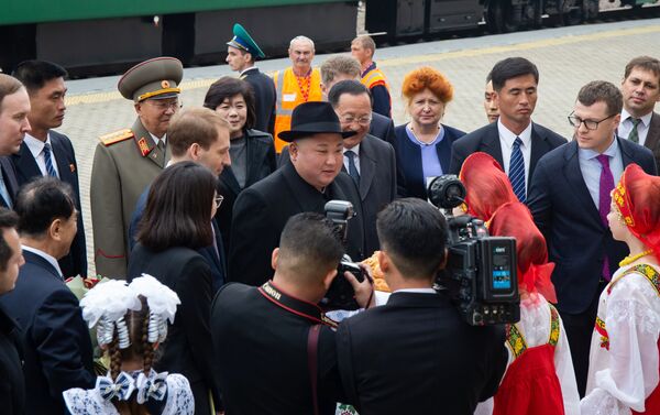 Kim Jong-un é recebido com pão e sal, uma tradição russa de boas-vindas, na estação da cidade de Khasan - Sputnik Brasil