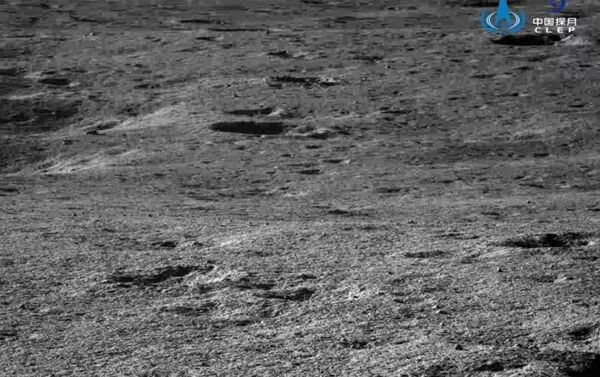 Superfície da lua fotografada pela sonda chinesa Yutu-2 - Sputnik Brasil