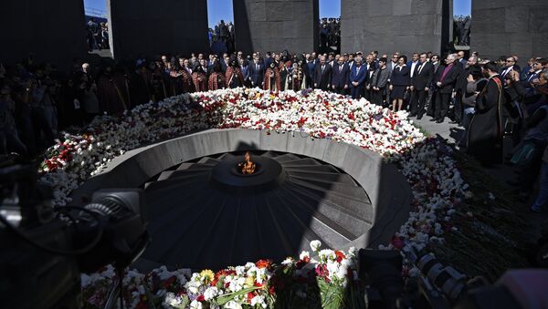 A cerimônia de colocação de flores na chama eterna no Memorial das Vítimas do Genocídio Armênio em Yerevan. - Sputnik Brasil