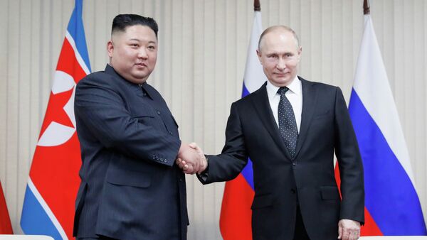 Presidente russo Vladimir Putin e o líder norte-coreano Kim Jong-un apertam as mãos durante cúpula na Universidade Federal do Extremo Oriente, em Vladivostok, Rússia, 25 de abril de 2019 - Sputnik Brasil