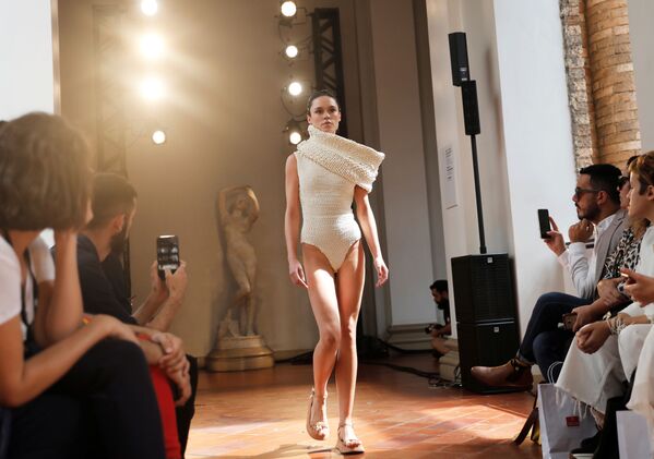 Modelo mostra maiô branco da coleção de Lenny Niemeyer na São Paulo Fashion Week - Sputnik Brasil