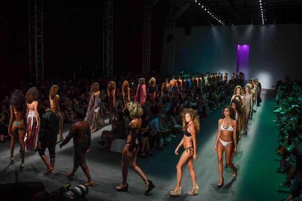 Modelos expõem coleção de Amir Slama no final do desfile na São Paulo Fashion Week - Sputnik Brasil