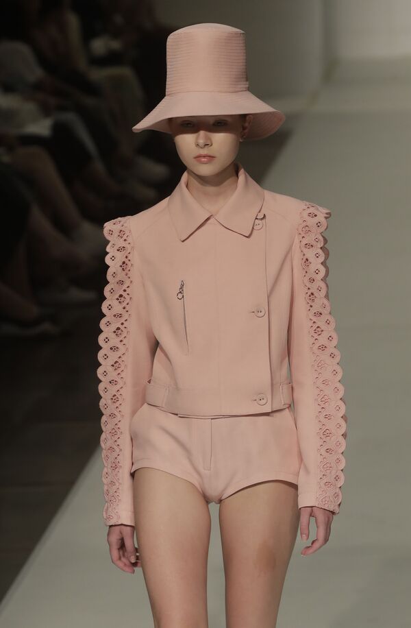 Modelo desfila com peças rosa de Reinaldo Lourenco na São Paulo Fashion Week - Sputnik Brasil