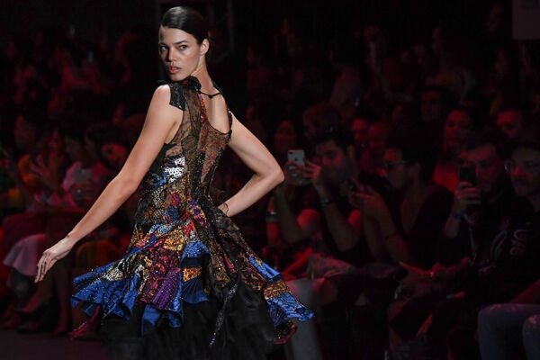 Modelo entra com vestido de Lino Villaventura na São Paulo Fashion Week - Sputnik Brasil