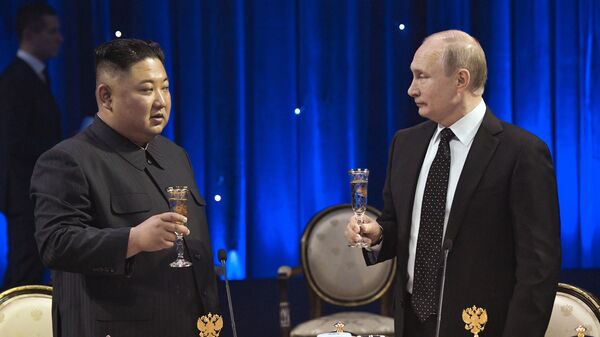 Presidente russo, Vladimir Putin (à direita), se reúne com o líder norte-coreano, Kim Jong-un - Sputnik Brasil
