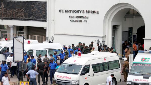 Oficiais militares cingaleses montam guarda em frente ao Santuário de Santo Antônio, a igreja de Kochchikade. - Sputnik Brasil
