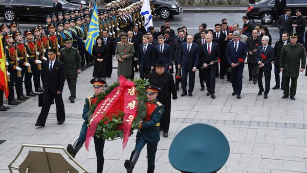 Líder da Republica Popular da Coreia do Norte, Kim Jong Un participa na cerimônia de colocação de grinalda em Vladivostok. - Sputnik Brasil
