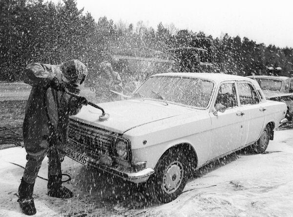 Carro sendo descontaminado em um ponto especialmente criado, após sair da zona do desastre de Chernobyl, na Ucrânia - Sputnik Brasil