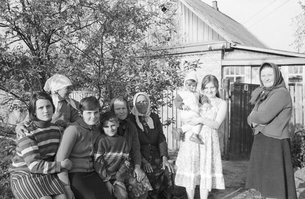 Evacuados da aldeia de Mashev na região de Chernobyl se hospedam em fazenda logo após o acidente nuclear na cidade ucraniana de Pripyat - Sputnik Brasil