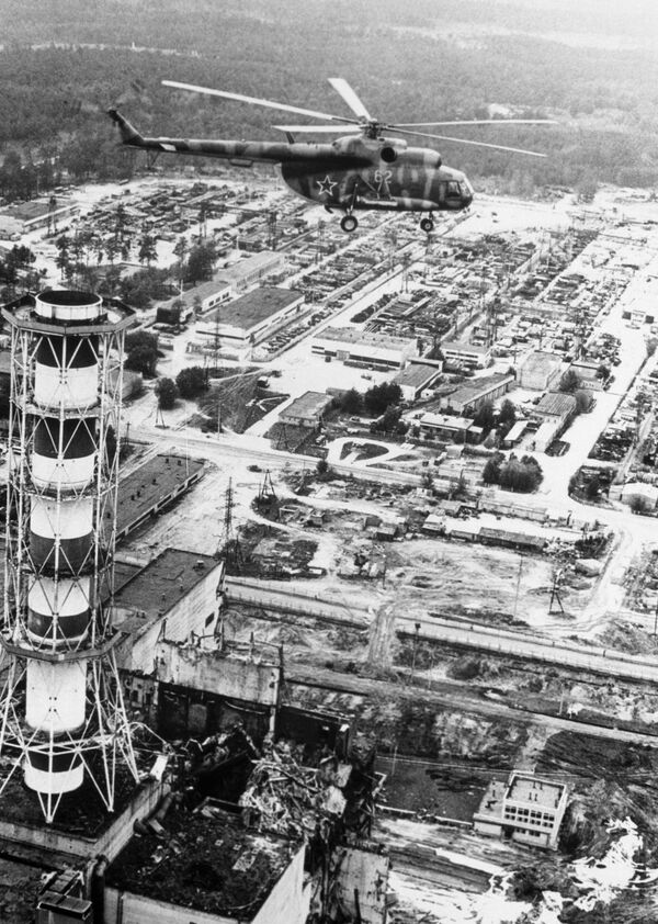 Helicóptero efetua descontaminação no edifício da usina nuclear de Chernobyl após a catástrofe ocorrida em 26 de abril de 1986, na Ucrânia - Sputnik Brasil