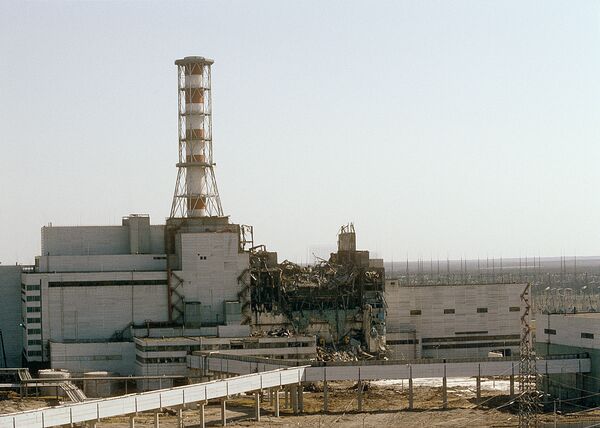 Vista da usina nuclear de Chernobyl a partir do 4ª reator, na cidade ucraniana de Pripyat, em 26 de abril de 1986  - Sputnik Brasil