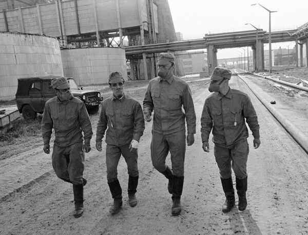 Membros do departamento responsável pela descontaminação da usina nuclear de Chernobyl, na cidade ucraniana de Pripyat - Sputnik Brasil