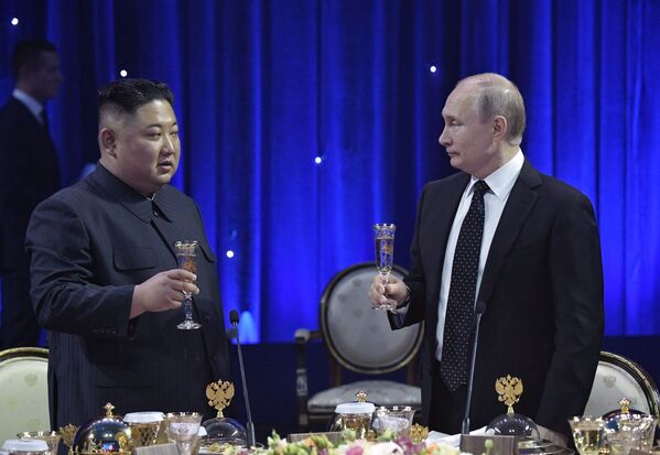 O presidente da Rússia, Vladimir Putin, participa da cerimônia oficial organizada em honra do secretário-geral do Partido dos Trabalhadores e líder supremo da Coreia do Norte, Kim Jong-un, após as negociações bilaterais em Vladivostok - Sputnik Brasil