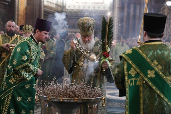 O patriarca de Moscou e de toda a Rússia celebra o culto ortodoxo na véspera do Domingo de Ramos na Catedral de Cristo Salvador na cidade de Moscou - Sputnik Brasil