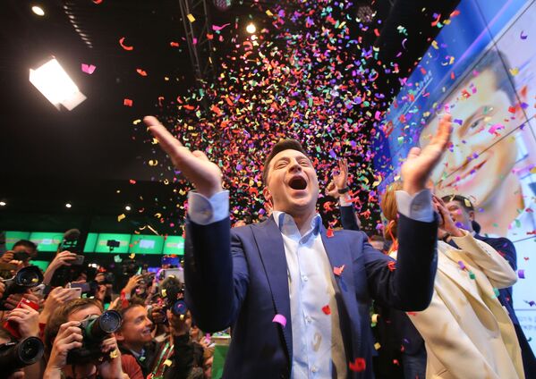 O então candidato à presidência da Ucrânia e atual vencedor das eleições, Vladimir Zelensky, comemora os resultados do segundo turno da votação - Sputnik Brasil