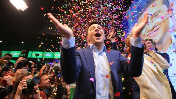 O então candidato à presidência da Ucrânia e atual vencedor das eleições, Vladimir Zelensky, comemora os resultados do segundo turno da votação - Sputnik Brasil