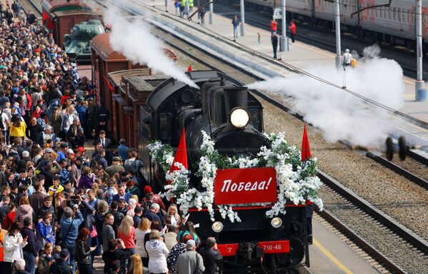 Moradores da cidade russa de Belgorod festejam a chegada do Trem da Vitória - Sputnik Brasil