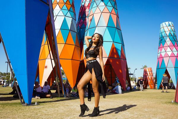 Jovem assiste ao festival de música e arte Coachella Valley 2019 na Califórnia - Sputnik Brasil