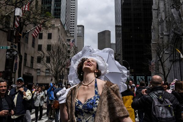 Participante de desfile de chapéus da Páscoa em Nova York, EUA - Sputnik Brasil