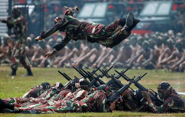 Soldado das tropas de operações especiais do Exército indonésio efetua um salto durante a celebração do 67º aniversário da criação das forças de operações especial da Indonésia, realizada na capital do país, Jacarta - Sputnik Brasil