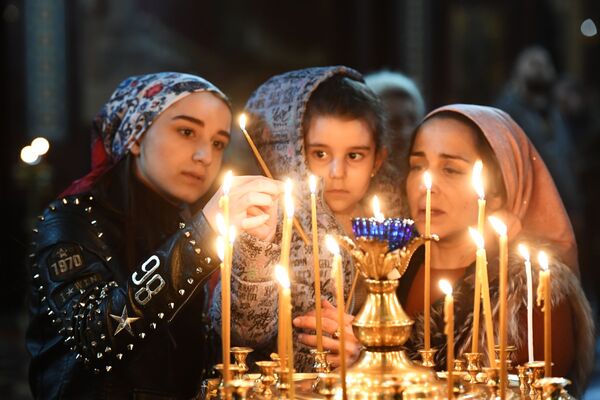 Cristãos ortodoxos assistindo ao culto na véspera do Domingo de Ramos na Catedral de Cristo Salvador, na cidade de Moscou - Sputnik Brasil