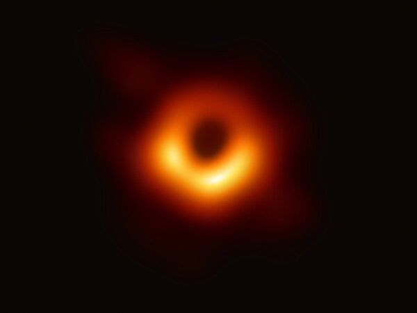 Imagem de um buraco negro no centro da galáxia M87, obtida pelo Telescópio do Horizonte de Eventos - Sputnik Brasil