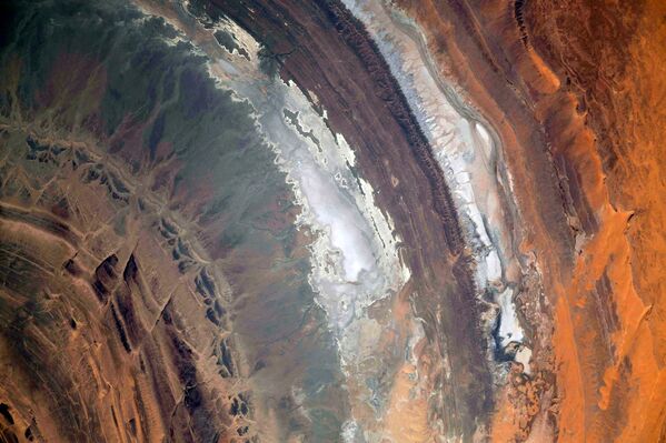 Foto tirada do espaço mostra estrutura de Richat no deserto do Saara, na África - Sputnik Brasil