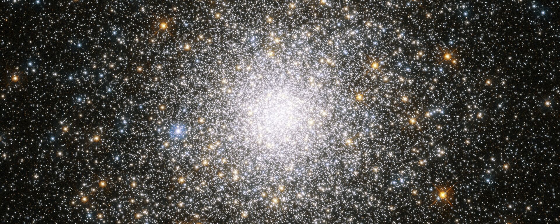 Aglomerado globular de estrelas Messier 75, localizando na constelação de Sagitário, a uns 67 mil anos-luz da Terra - Sputnik Brasil, 1920, 09.05.2021