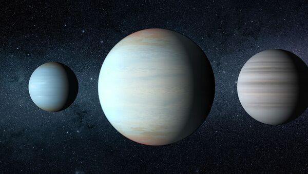 Terceiro planeta, no centro da imagem, a ser descoberto no sistema estelar Kepler-47 - Sputnik Brasil