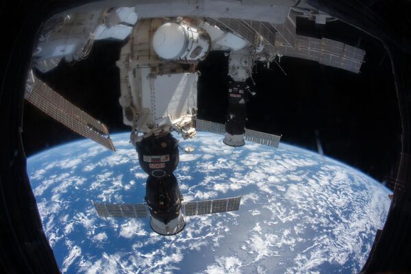 Nave espacial Soyuz se acoplando à Estação Espacial Internacional (EEI) - Sputnik Brasil