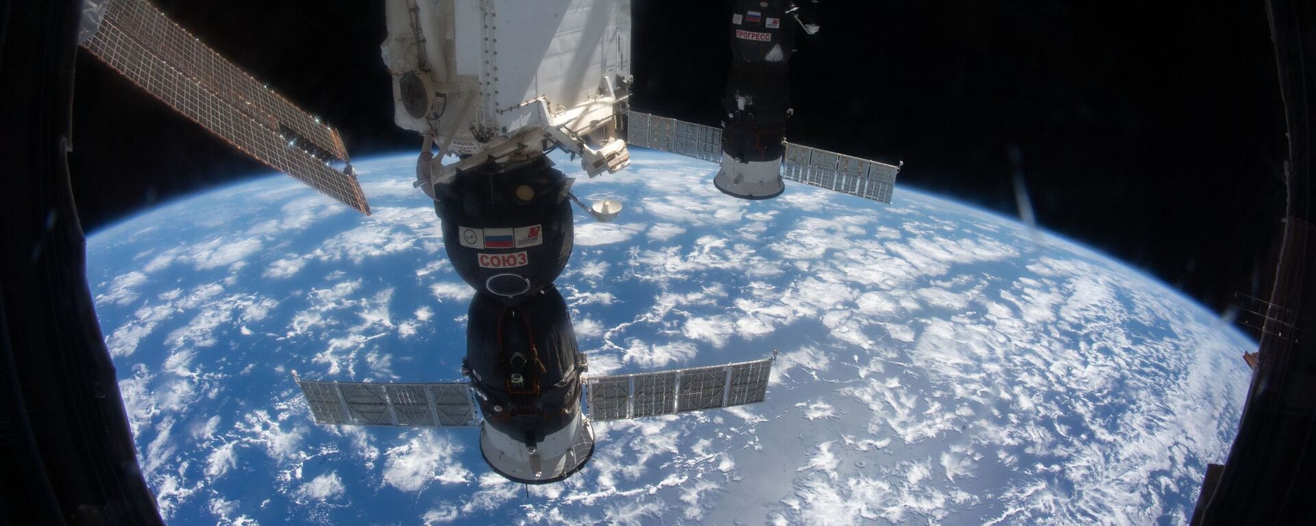 Nave espacial Soyuz se acoplando à Estação Espacial Internacional (EEI) - Sputnik Brasil, 1920, 25.09.2022