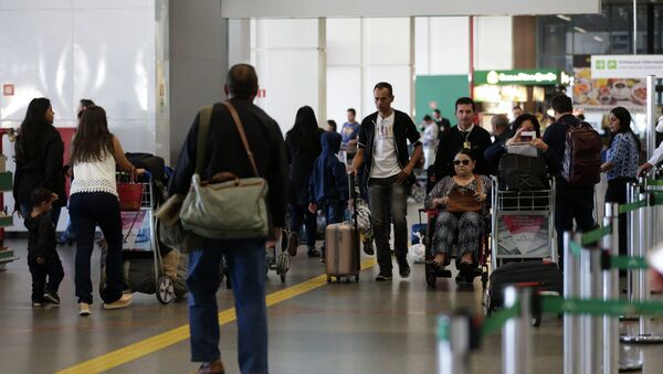 Representantes do Procon, Prodecon, MPDFT e OAB-DF participam da Blitz Nacional dos Aeroportos para fiscalizar a cobrança da franquia de bagagem, no Aeroporto Internacional de Brasília. - Sputnik Brasil