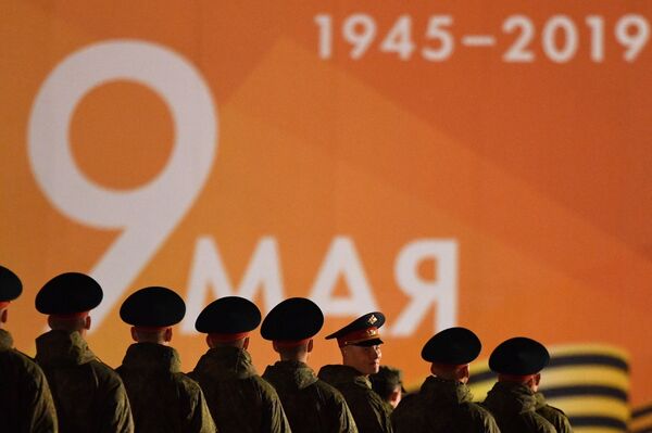 Militares se apresentam durante o ensaio do desfile militar na Praça Vermelha em Moscou, na Rússia - Sputnik Brasil
