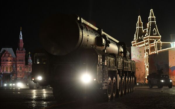 Míssil balístico intercontinental russo Yars apresentado durante o ensaio do desfile militar da Praça Vermelha em Moscou, Rússia - Sputnik Brasil