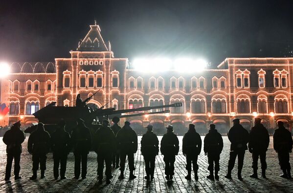 Obuseiro autopropulsado Msta-S mostrado no ensaio do desfile militar na Praça Vermelha, em Moscou, em homenagem ao triunfo sobre a Alemanha nazista em 1945 - Sputnik Brasil