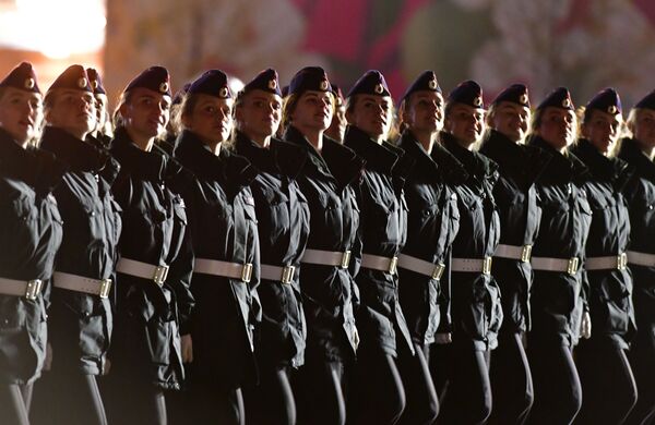 Militares marcham durante o ensaio do desfile militar na Praça Vermelha em Moscou, Rússia - Sputnik Brasil